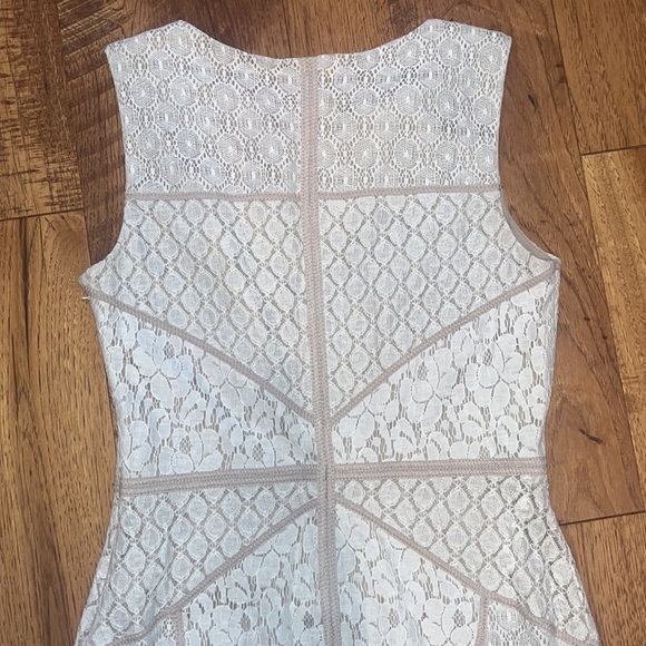 Maggy London Woman’s Lace Dress Size 6 - Picture 5 of 6